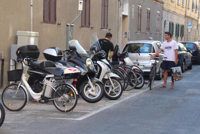 Caos in via San Carlo tra bici, scooter e auto