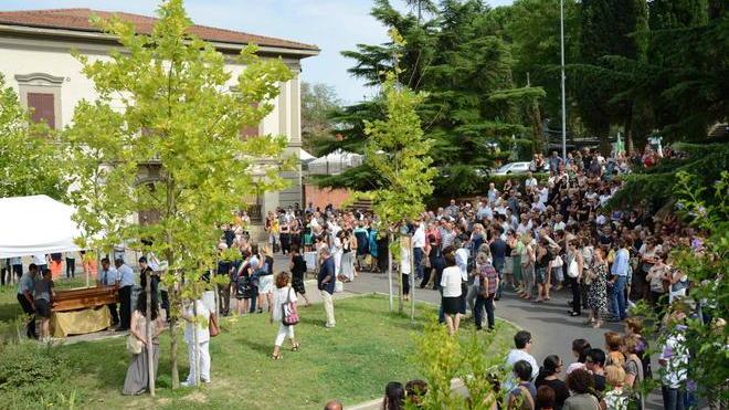 Il figlio: «Non giudico il tuo gesto, voglio ricordarti come eri»