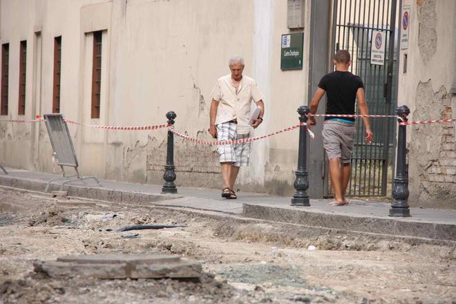 In Oncologia a Prato si entra solo a piedi, la protesta dei malati 