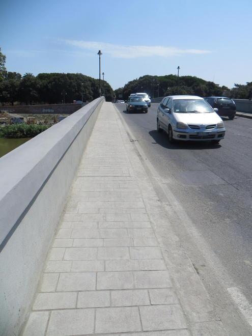 Nuovo marciapiede sul Ponte della Vittoria 
