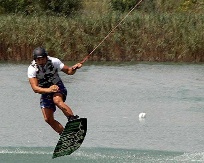I surf sul lago grazie a un cavo 