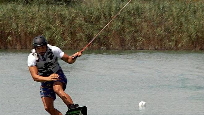 I surf sul lago grazie a un cavo