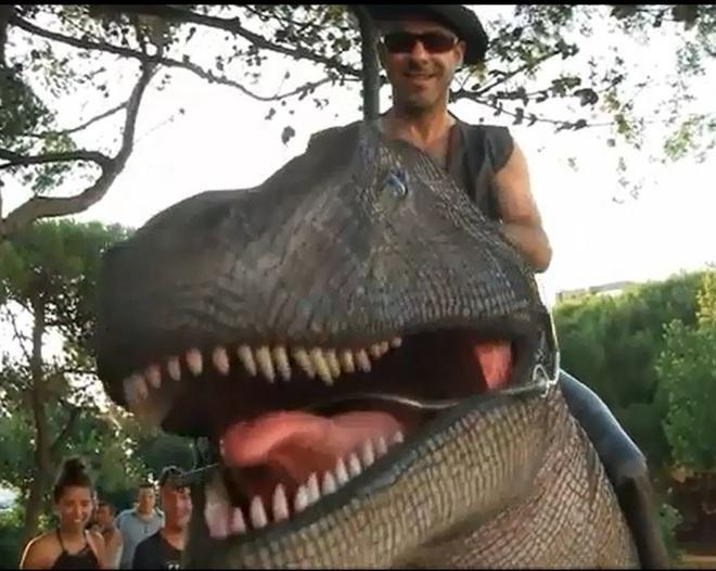 A spasso con il tirannosauro sul lungomare 