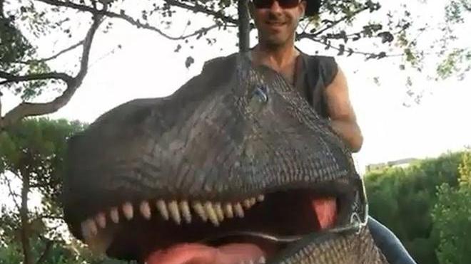 A spasso con il tirannosauro sul lungomare