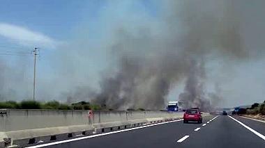 La Sardegna brucia ancora: la "131" chiusa al traffico