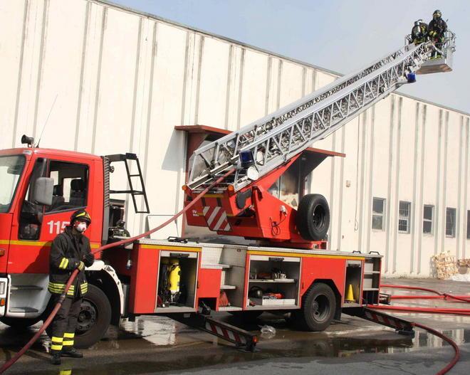 Prato, incendio in via del Ferro: confermata la presenza di amianto 