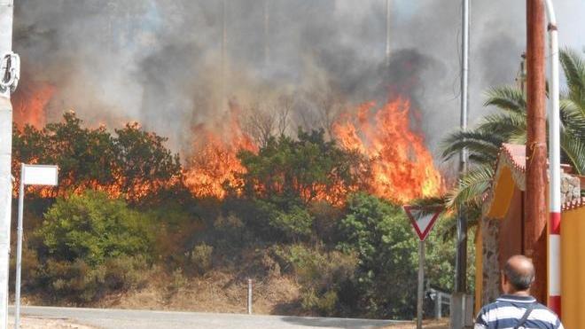 Si aggrava il bilancio degli incendi in Sardegna: 4 feriti 