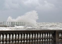 Temporali e vento forte, allerta meteo sulla costa 