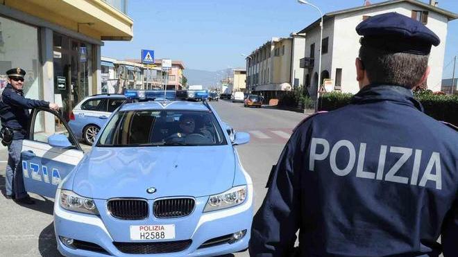 Ruba un campionario di gioielli, inseguito e arrestato