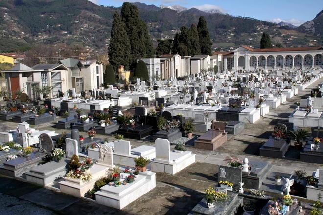 Troppi furti al cimitero di Querceta, il sindaco decide di chiuderlo 