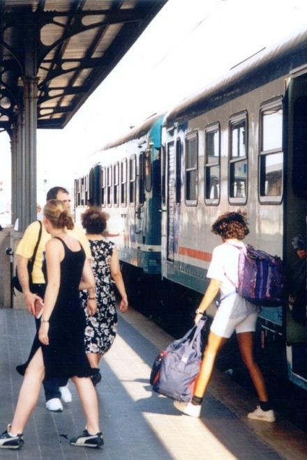 Il treno arriva tardi e non riparte In stazione è il caos 