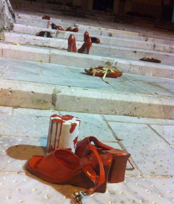 Dante e le scarpe rosse: performance sulla scalinata 