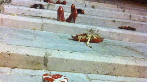 Dante e le scarpe rosse: performance sulla scalinata