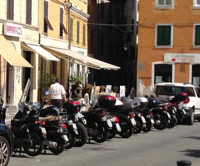 Pass per i residenti Ma piazza Mercurio è invasa dagli scooter