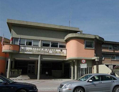 Strada dissestata, rattoppi “fai da te” 