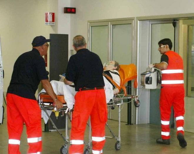 Fornaia resta con una mano incastrata in un’impastatrice 