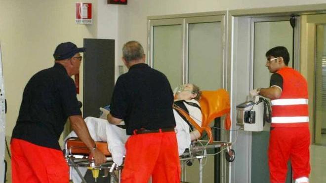 Fornaia resta con una mano incastrata in un’impastatrice