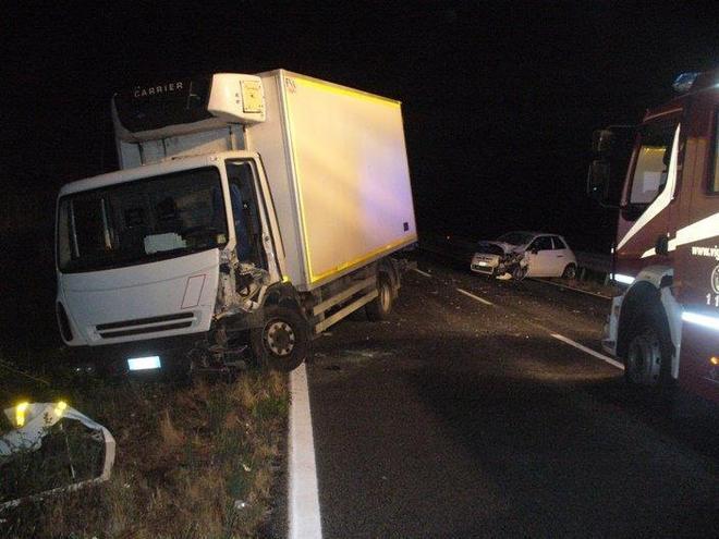 Transessuale blocca un’auto in strada e poi la fa sbandare contro un tir 