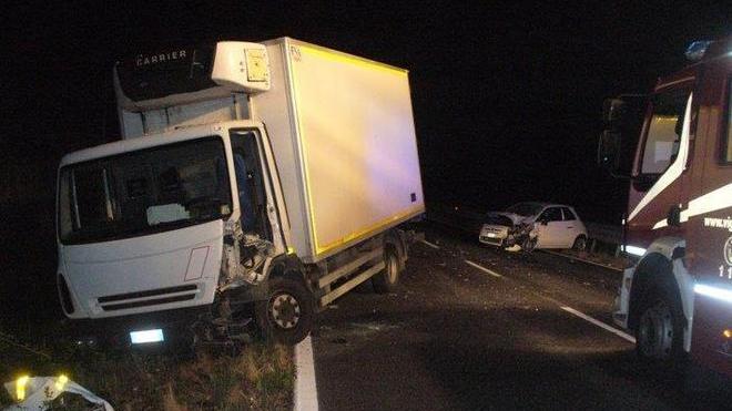 Transessuale blocca un’auto in strada e poi la fa sbandare contro un tir