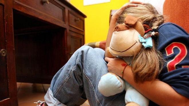 Sospetti maltrattamenti su due bambine da parte della mamma e dello zio