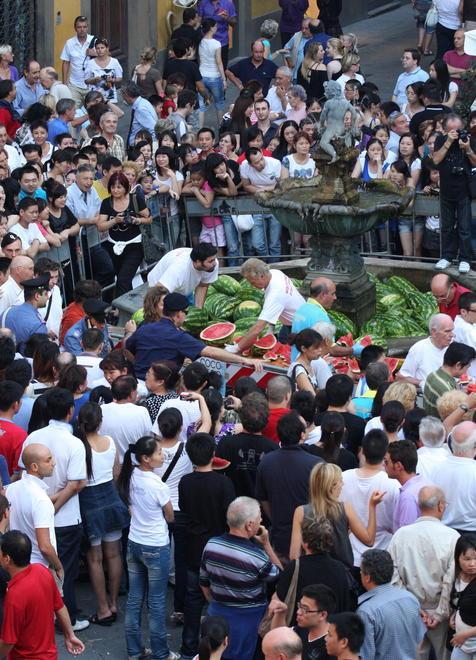 35 quintali di angurie per la Cocomerata di ferragosto