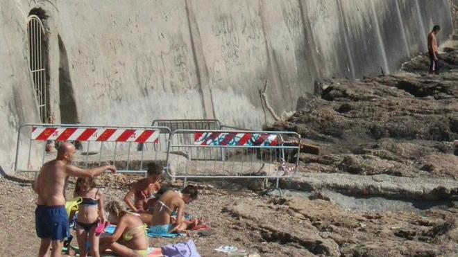 Tintarella con l’ordigno sugli scogli dell’Accademia