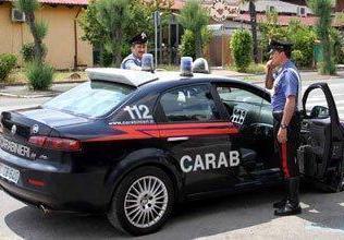Evade dai domiciliari e rapina una donna 