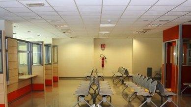 Ascensori rotti per andare in pediatria Le mamme portano su bimbi e passeggini