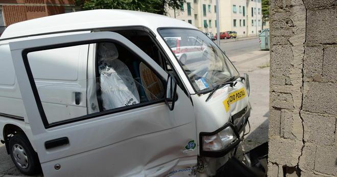 Finisce fuori strada mentre lavora a causa di un malore