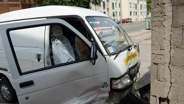 Finisce fuori strada mentre lavora a causa di un malore