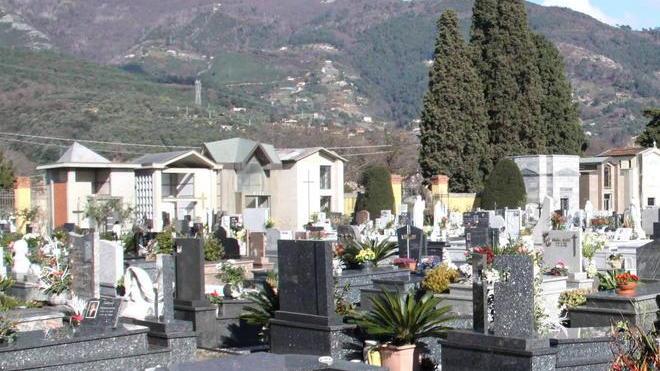 Troppi furti al cimitero Il sindaco lo chiude