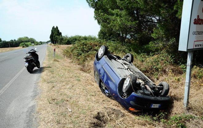 Finisce fuori strada e si ribalta 