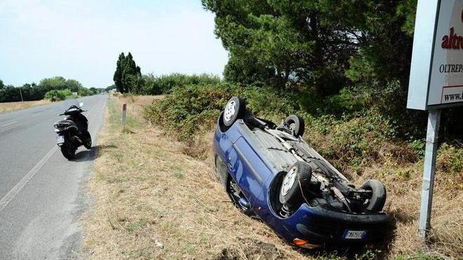 Finisce fuori strada e si ribalta