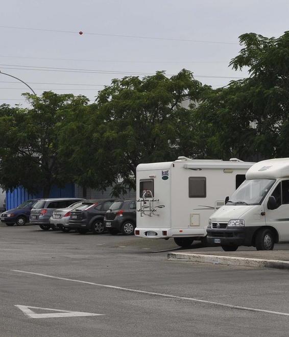 Campeggio abusivo in città: sgomberati dalla municipale