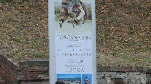 Totem e bandierine in ogni angolo