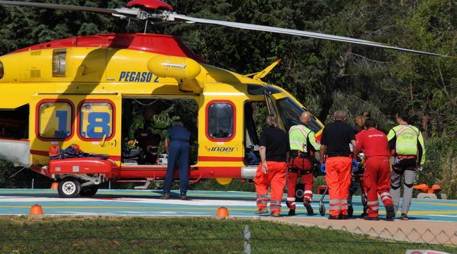 Piedino impigliato in una staffa, bimba ferita 