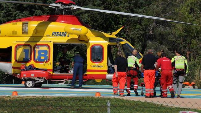 Piedino impigliato in una staffa, bimba ferita