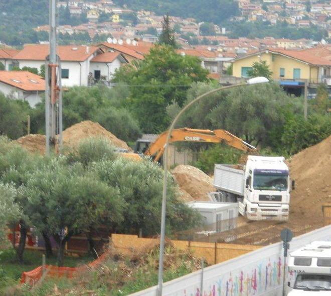 Spunta una montagna di terra Benedetti: «Da dove arriva?» 