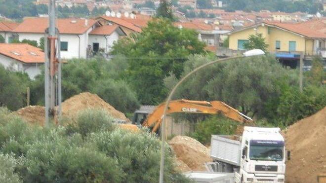 Spunta una montagna di terra Benedetti: «Da dove arriva?»