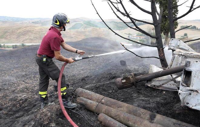 Fiamme vicino a case e a un agriturismo 