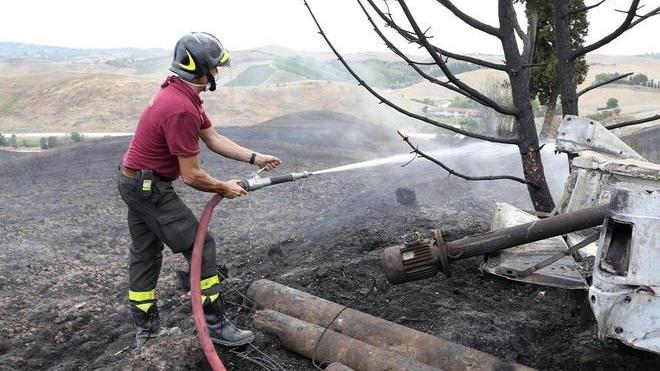 Fiamme vicino a case e a un agriturismo