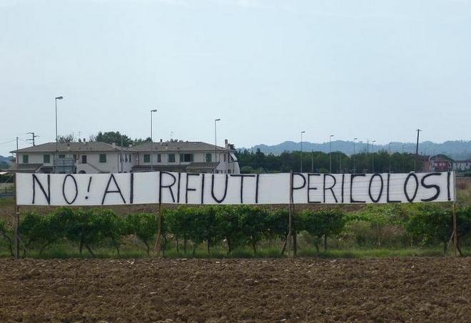 Rifiuti pericolosi tra le case La protesta dei residenti 
