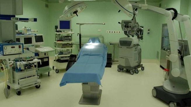 Il chirurgo robot opera il paziente in dialisi 