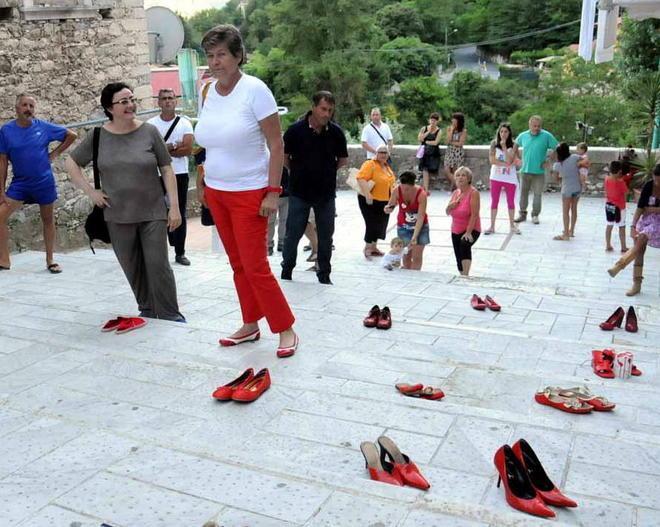 Scarpe rosse anti-femminicidio diventa installazione permanente 