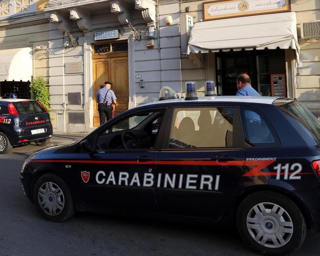 Lancia vasi dalla finestra ai carabinieri: arrestato a Fucecchio 