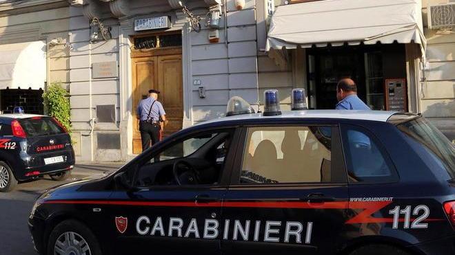 Lancia vasi dalla finestra ai carabinieri: arrestato a Fucecchio