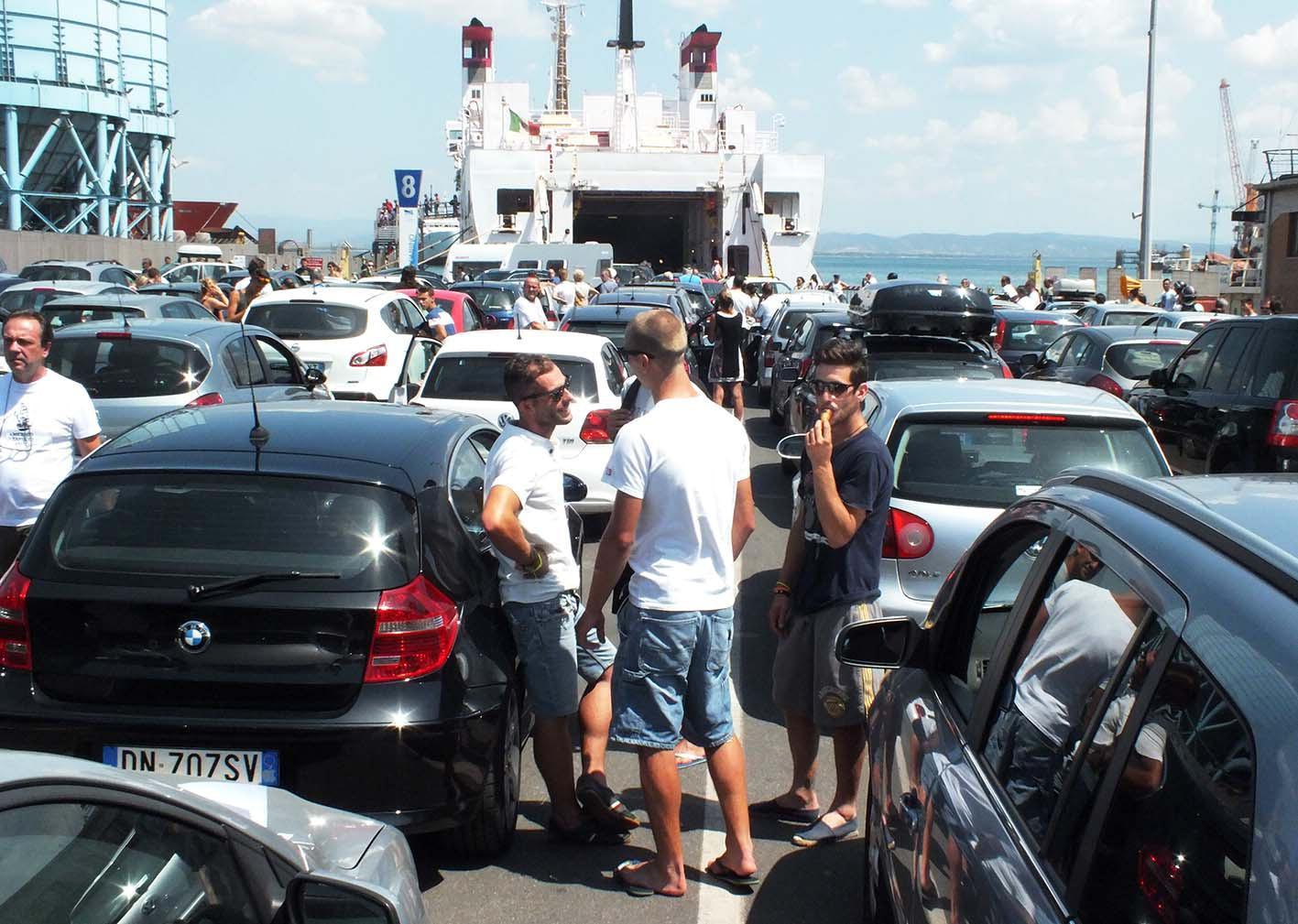 Caos per ore agli imbarchi per l’Elba, lunghe code all’ingresso in città 