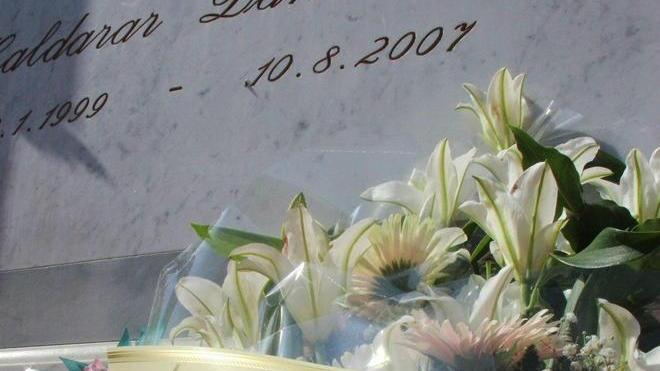 Fiori per non dimenticare la tragedia dei quattro bimbi