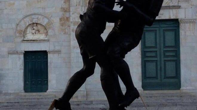 Contestata la scultura della testata di Zidane