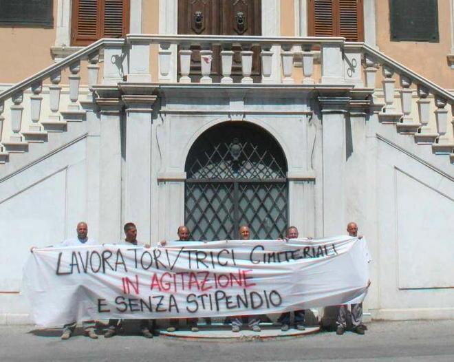 Lavoratori dei cimiteri senza stipendio 